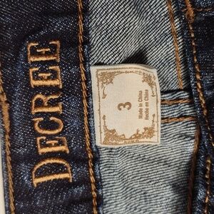 Decree juniors size 3 distresses  dark denim jean
